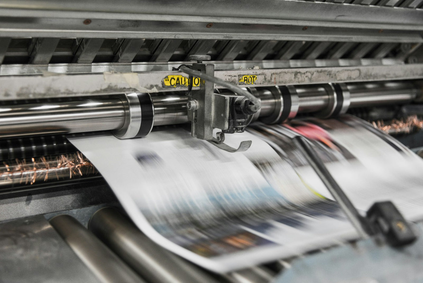 Impressora laser imprimindo documento